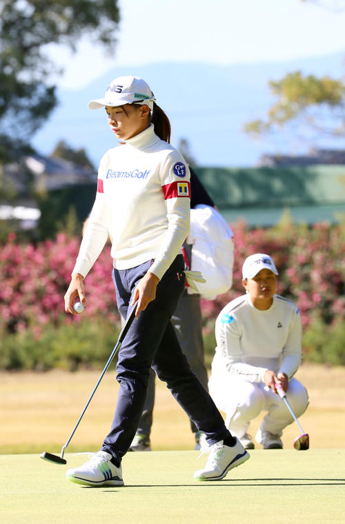 1番、ボギーとする渋野日向子、右は鈴木愛(撮影・上山淳一)
