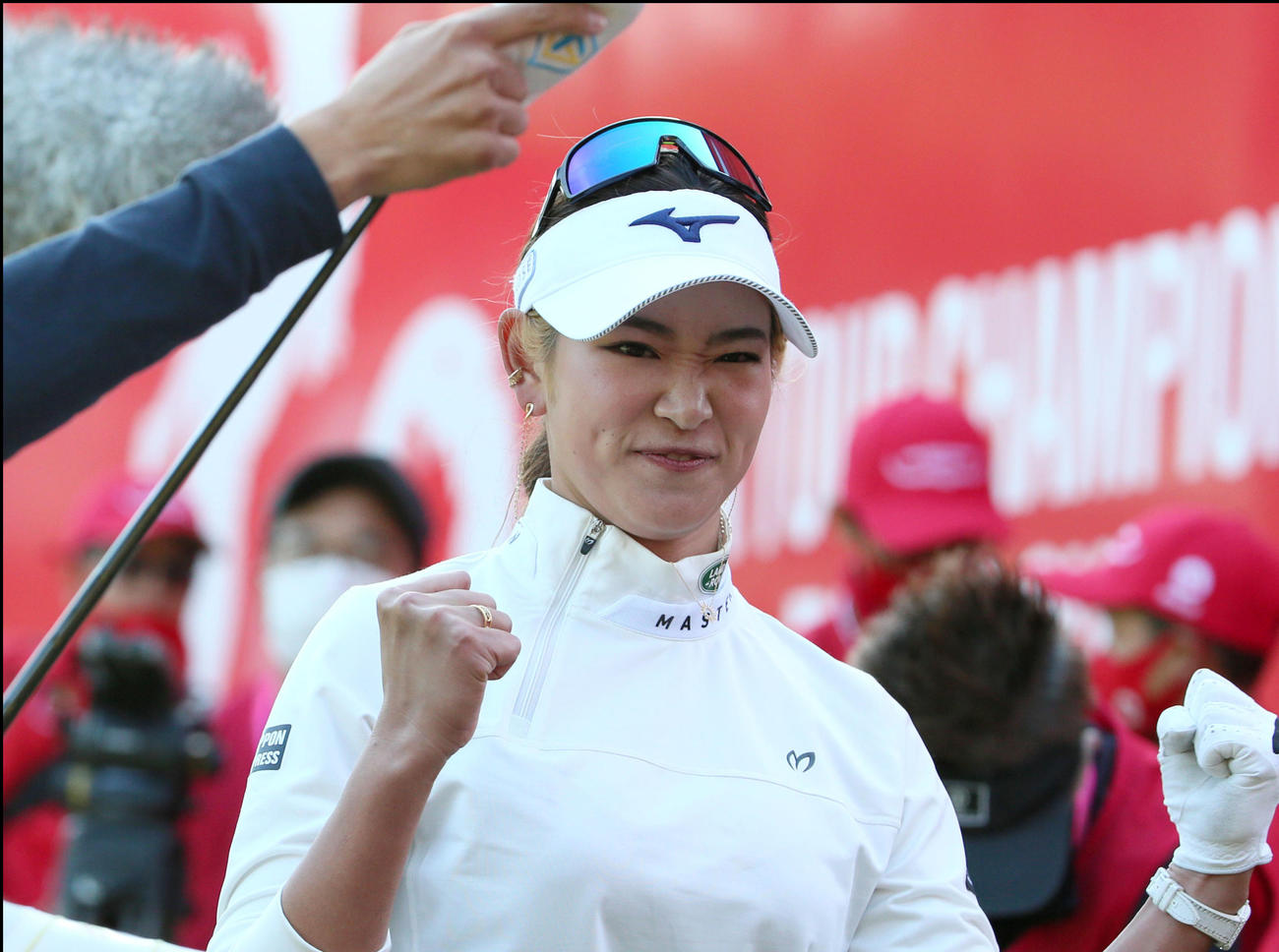JLPGAツアー選手権リコー杯・最終日　リコーカップを制しガッツポーズする原英莉花（撮影・上山淳一）