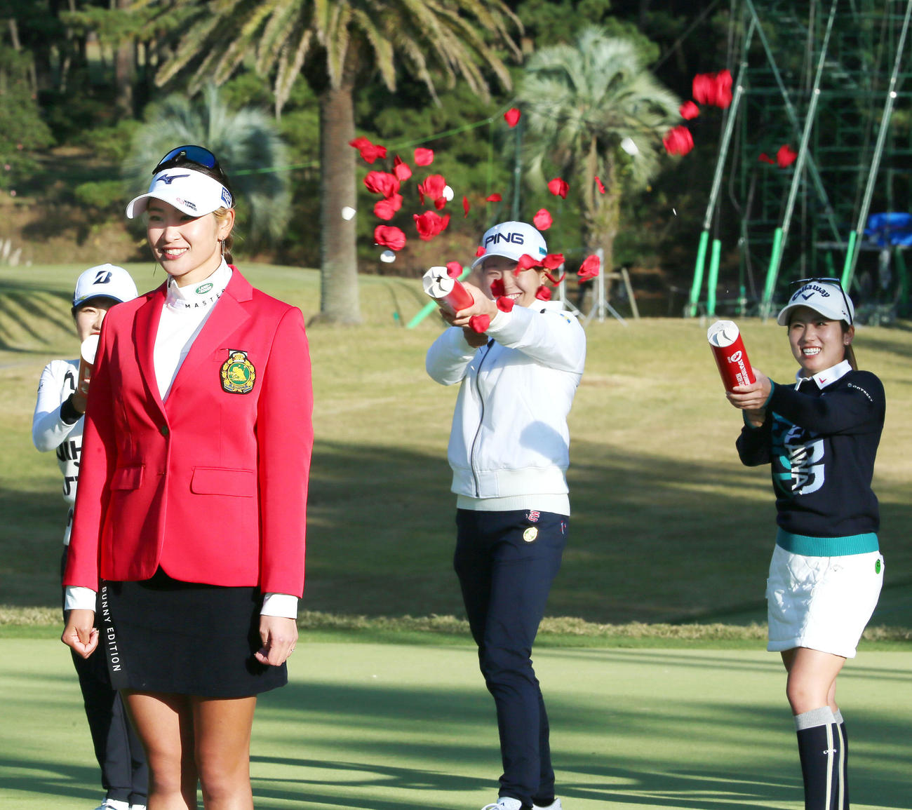 JLPGAツアー選手権リコー杯・最終日　渋野日向子（右から2人目）は優勝した原英莉花（手前）へ向けてフラワークラッカーを噴射する（撮影・上山淳一）