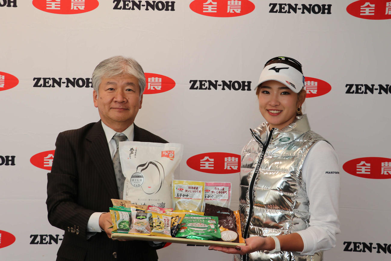 全農の安田忠孝常務（左）から国産の食材を贈呈された原英莉花