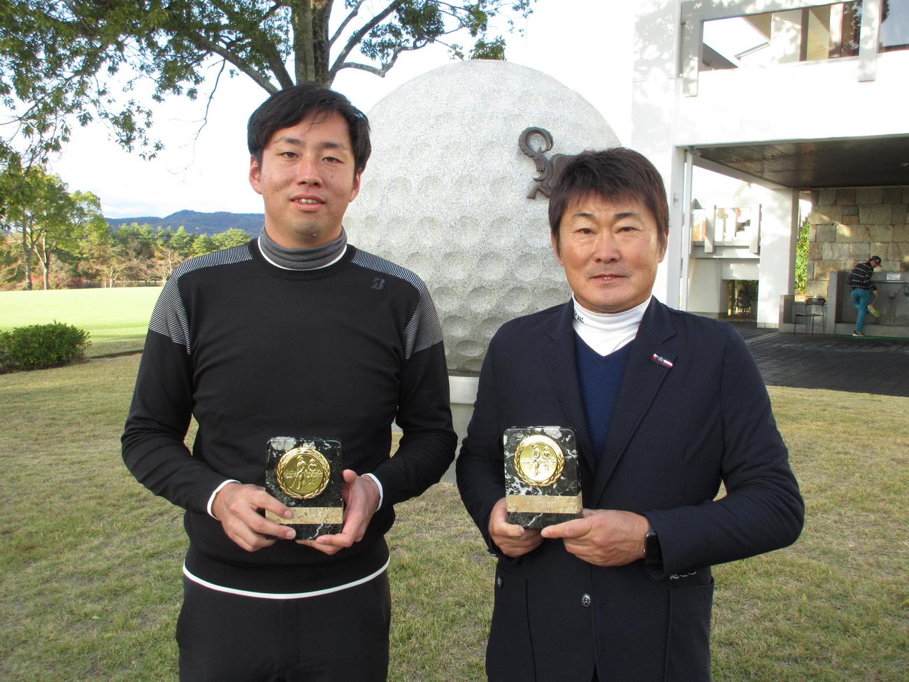 2年ぶり2度目の優勝を飾った千代直人（左）芦田義孝組（撮影・加藤裕一）