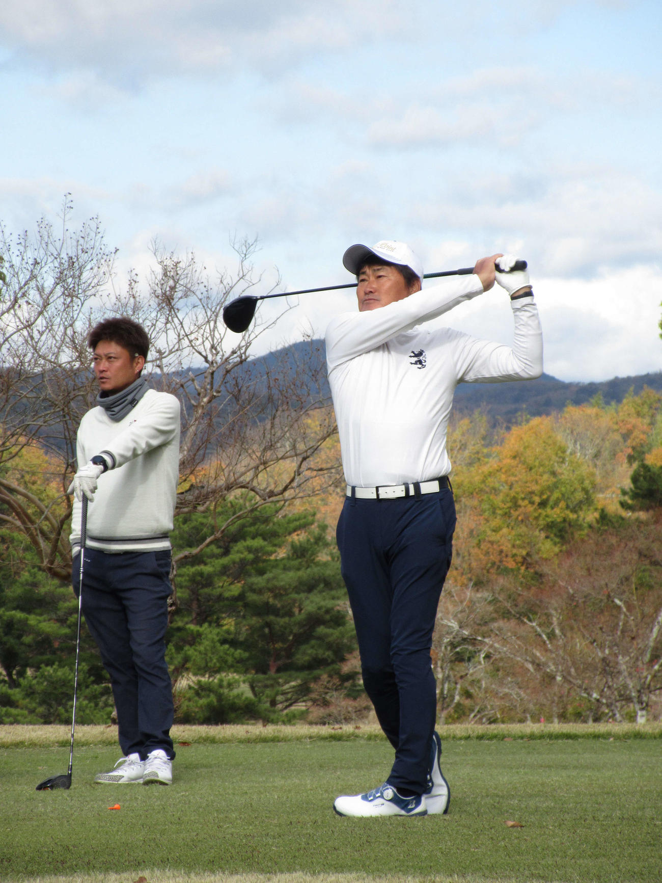 10番でティーショットを打つ芦田義孝（撮影・加藤裕一）