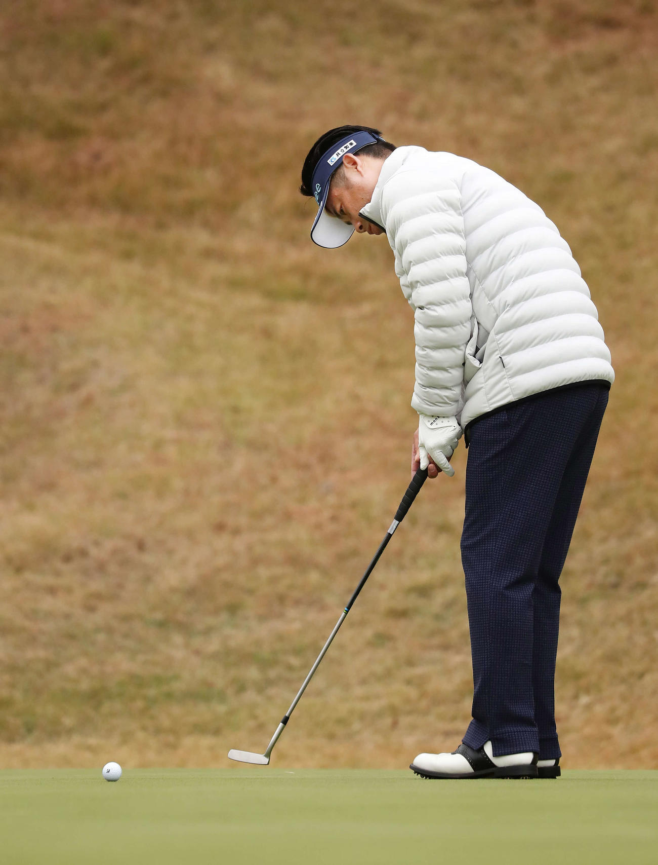 17番ロング、イーグルパットを決める池田（撮影・丹羽敏通）