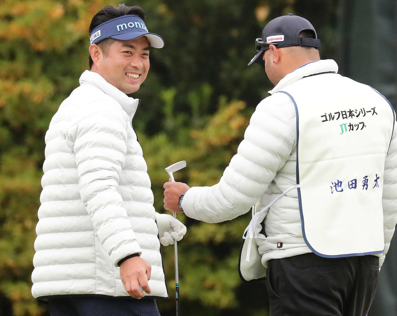 18番、6アンダー単独首位でホールアウトし笑顔をみせる池田（撮影・丹羽敏通）