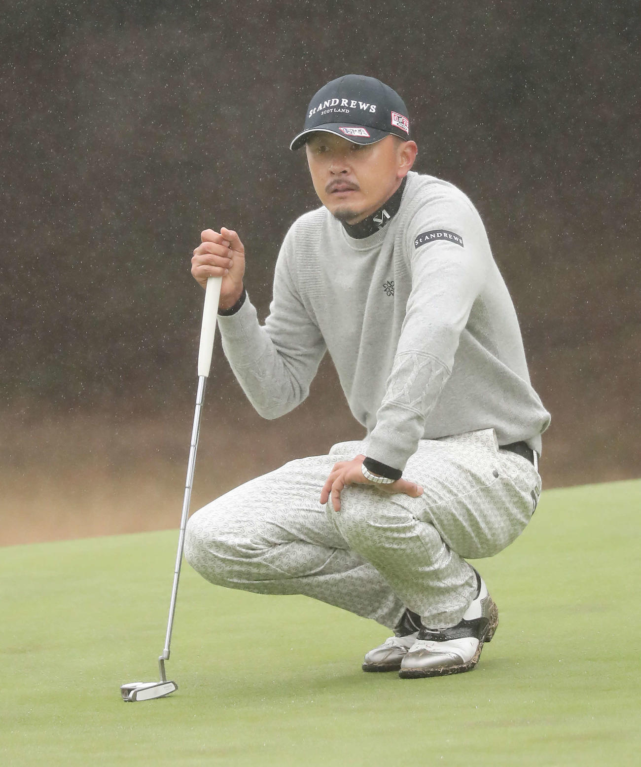 日本シリーズJT杯第3日　9番、バーディーパットのラインを読む岩田（撮影・丹羽敏通）