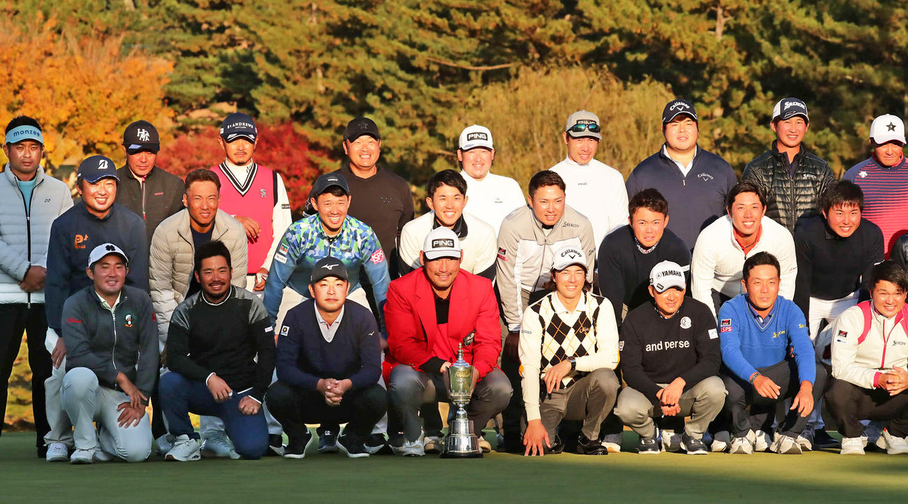 優勝したチャン・キムと大会参加選手が写真に納まった（撮影・丹羽敏通）