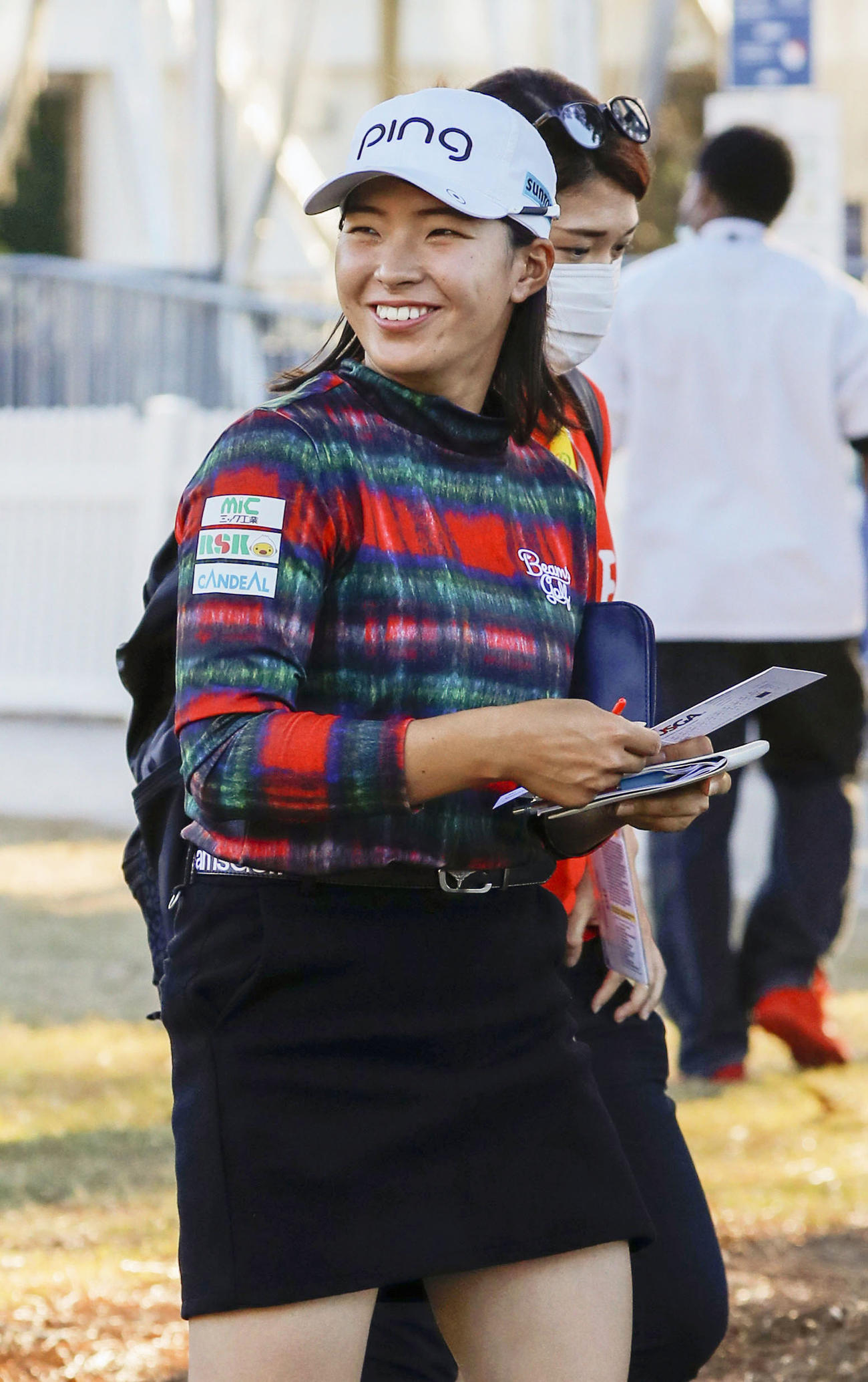 第1ラウンド、3アンダーでホールアウトし、笑顔の渋野日向子。3アンダーで2位（共同）