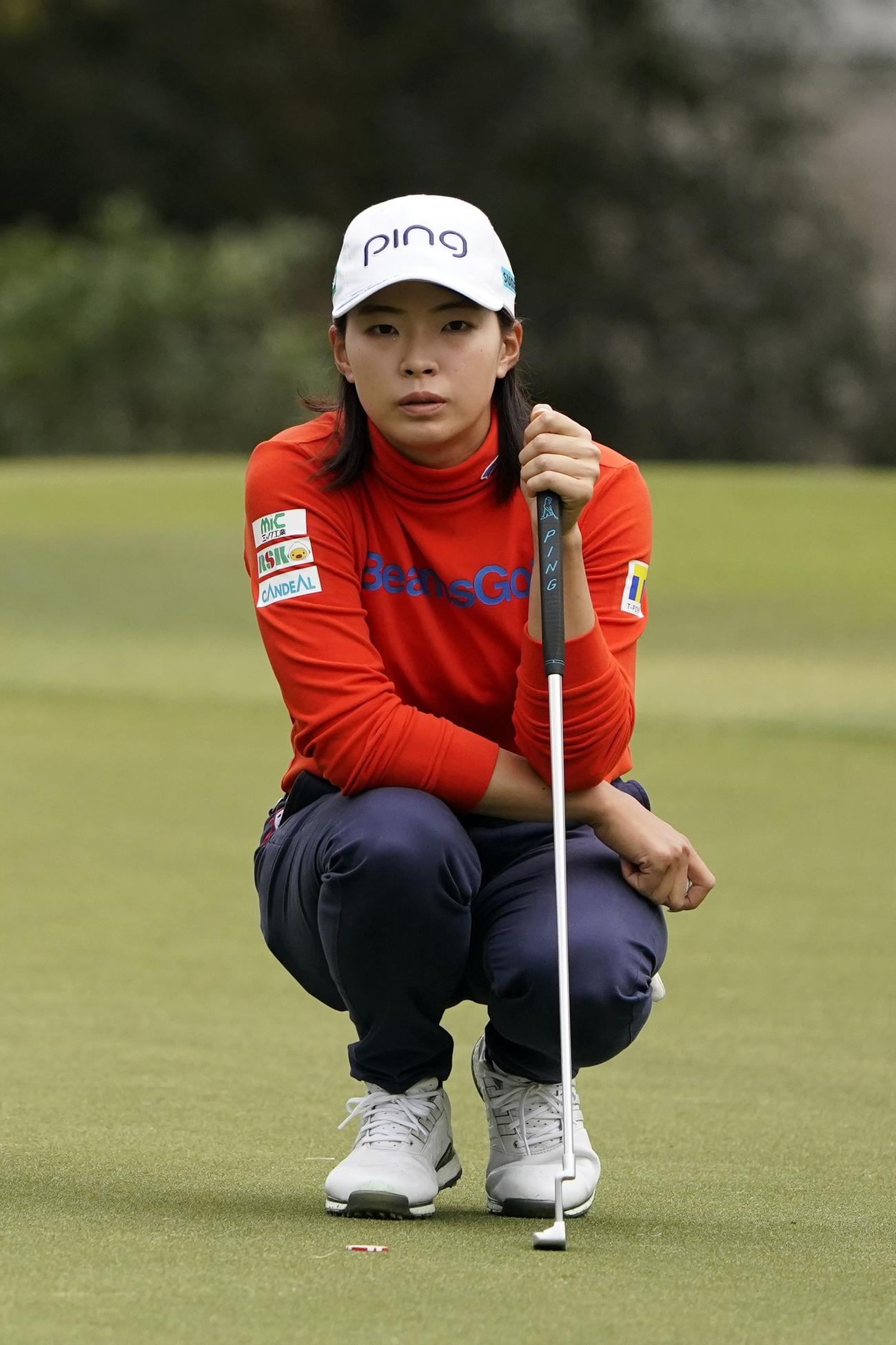 全米女子オープン第2日　2番、ラインを読む渋野日向子（AP）