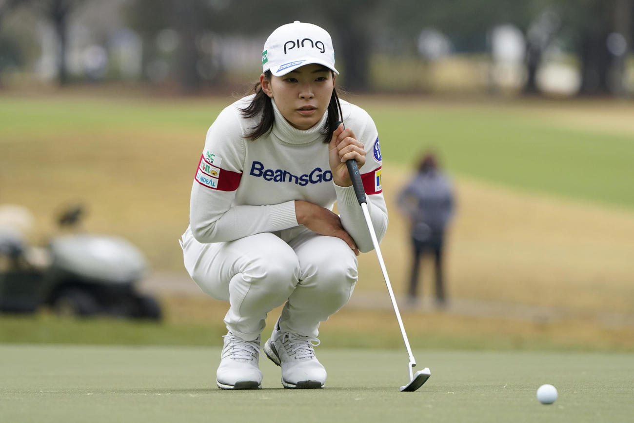 全米女子オープン第3日　1番、ラインを読む渋野（AP）