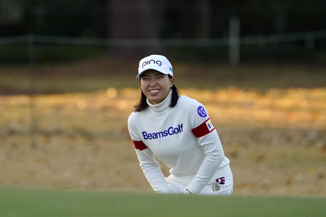 全米女子オープン第3日　17番、チップショットを放つ渋野（AP）