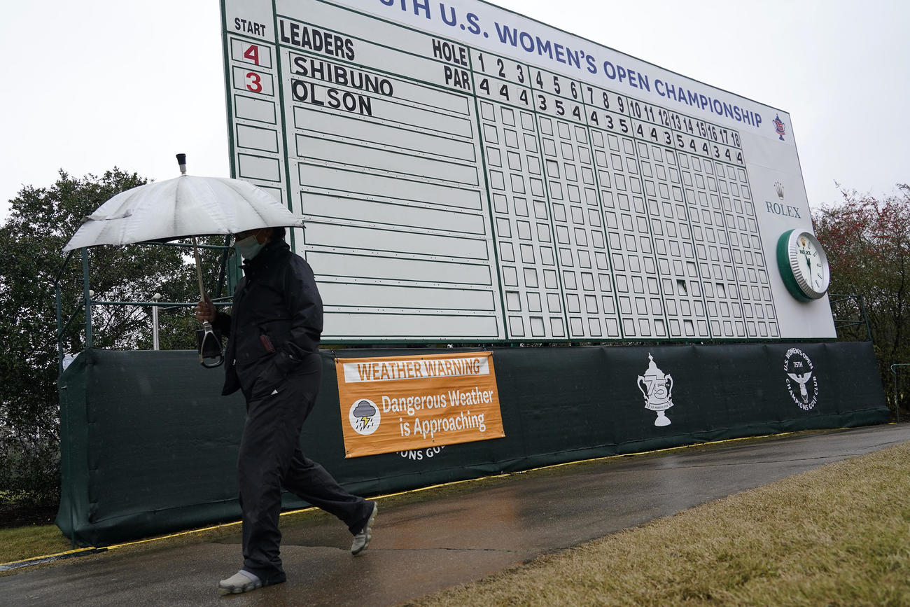 全米女子オープン最終日　渋野の名前が記された看板の横を傘を差した人が通過する（AP）