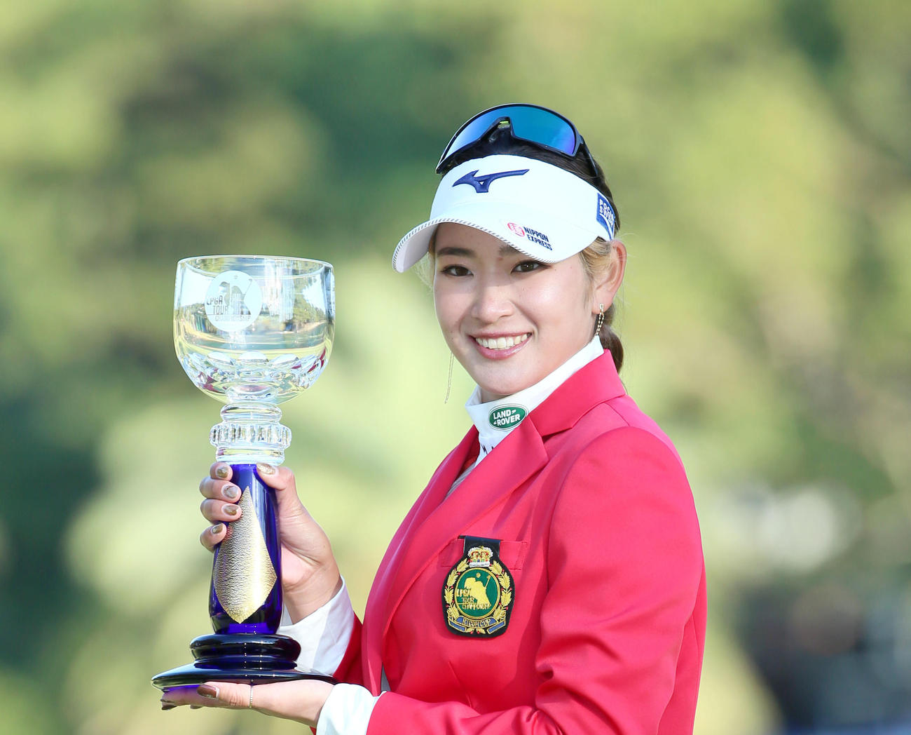 リコーカップを制し、優勝トロフィーを手にする原英莉花（撮影・上山淳一）