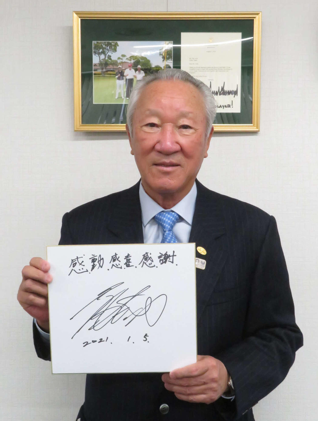 スローガンを色紙に記したJGTO青木功会長