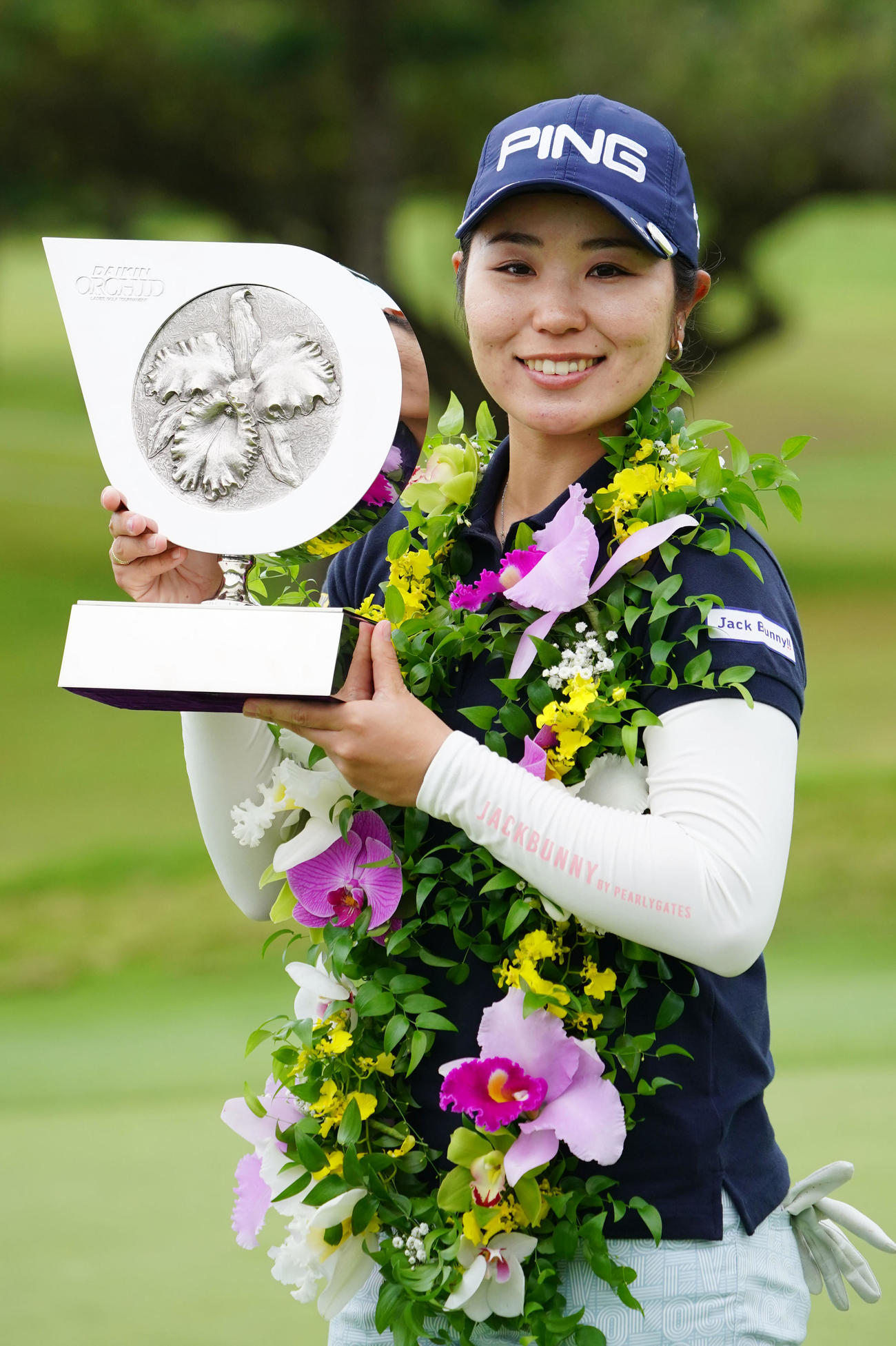 トロフィーを手に笑顔を見せるダイキンオーキッドレディスゴルフトーナメント19年大会優勝の比嘉真美子（2019年3月10日撮影）