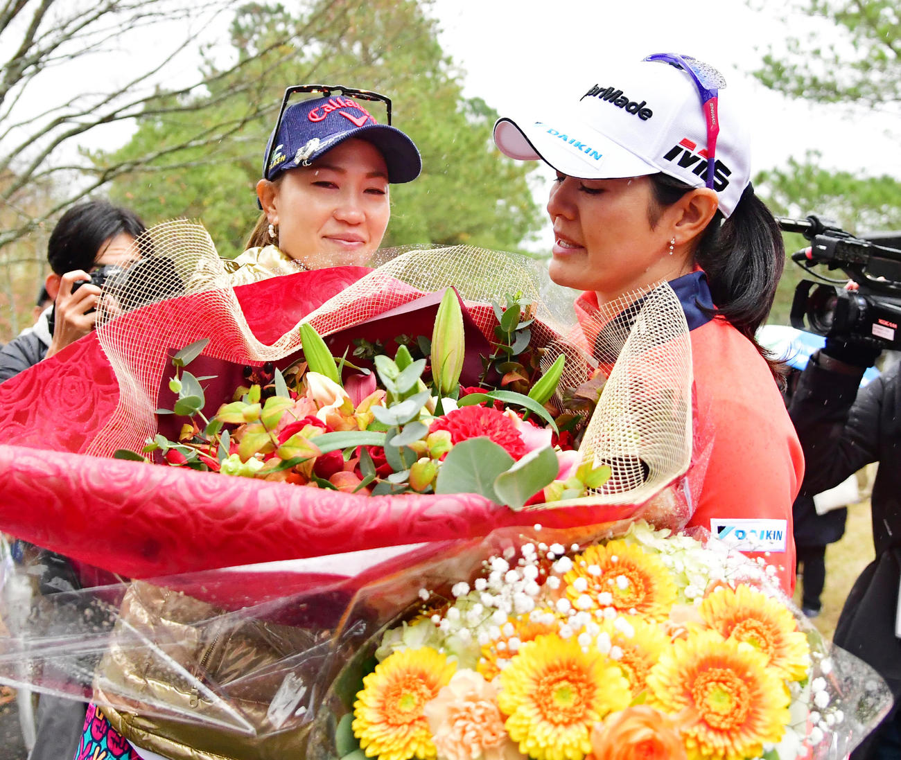 ホールアウトし、上田桃子（左）から花束を受け取り涙をみせる諸見里しのぶさん（19年11月22日撮影）