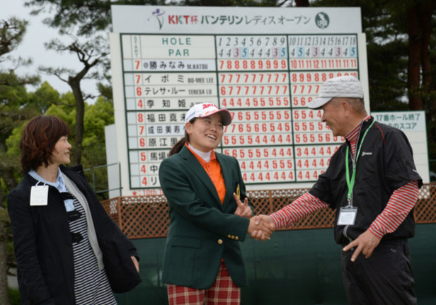 14年、15歳293日で日本女子ツアー最年少優勝したKKT杯バンテリン・レディースには、祖父市来龍作さんと母久美さんも祝福に駆け付けた