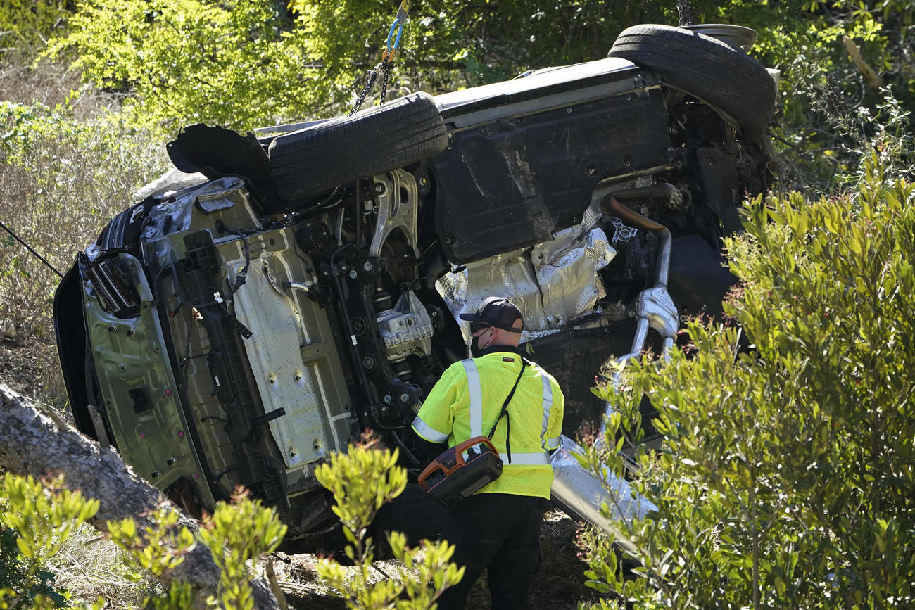 米ロサンゼルス近郊で横転したタイガー・ウッズの車両（AP）