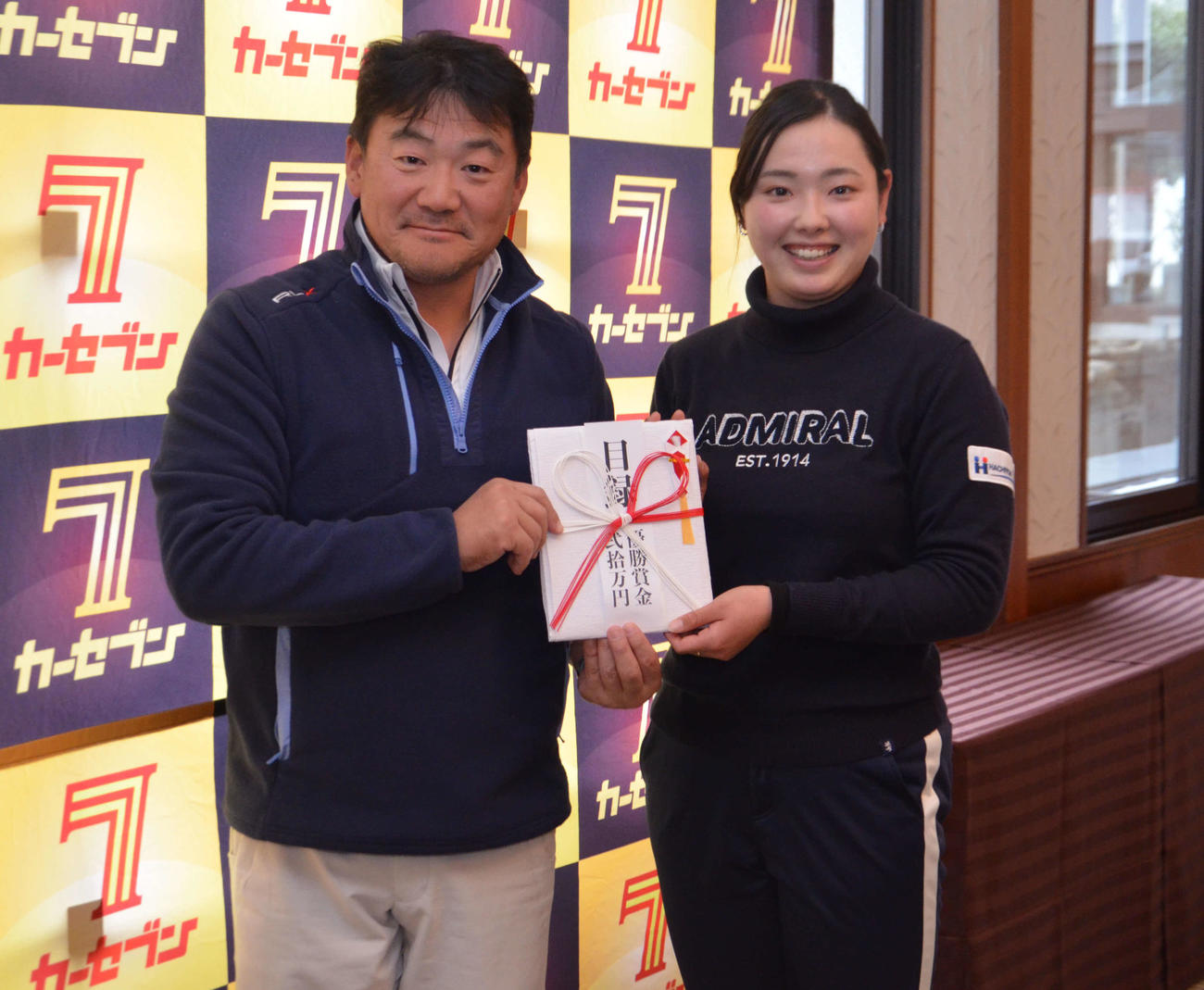 プロテスト練習ラウンドのコンペで優勝した今（右）と主催したカーセブンの井上社長