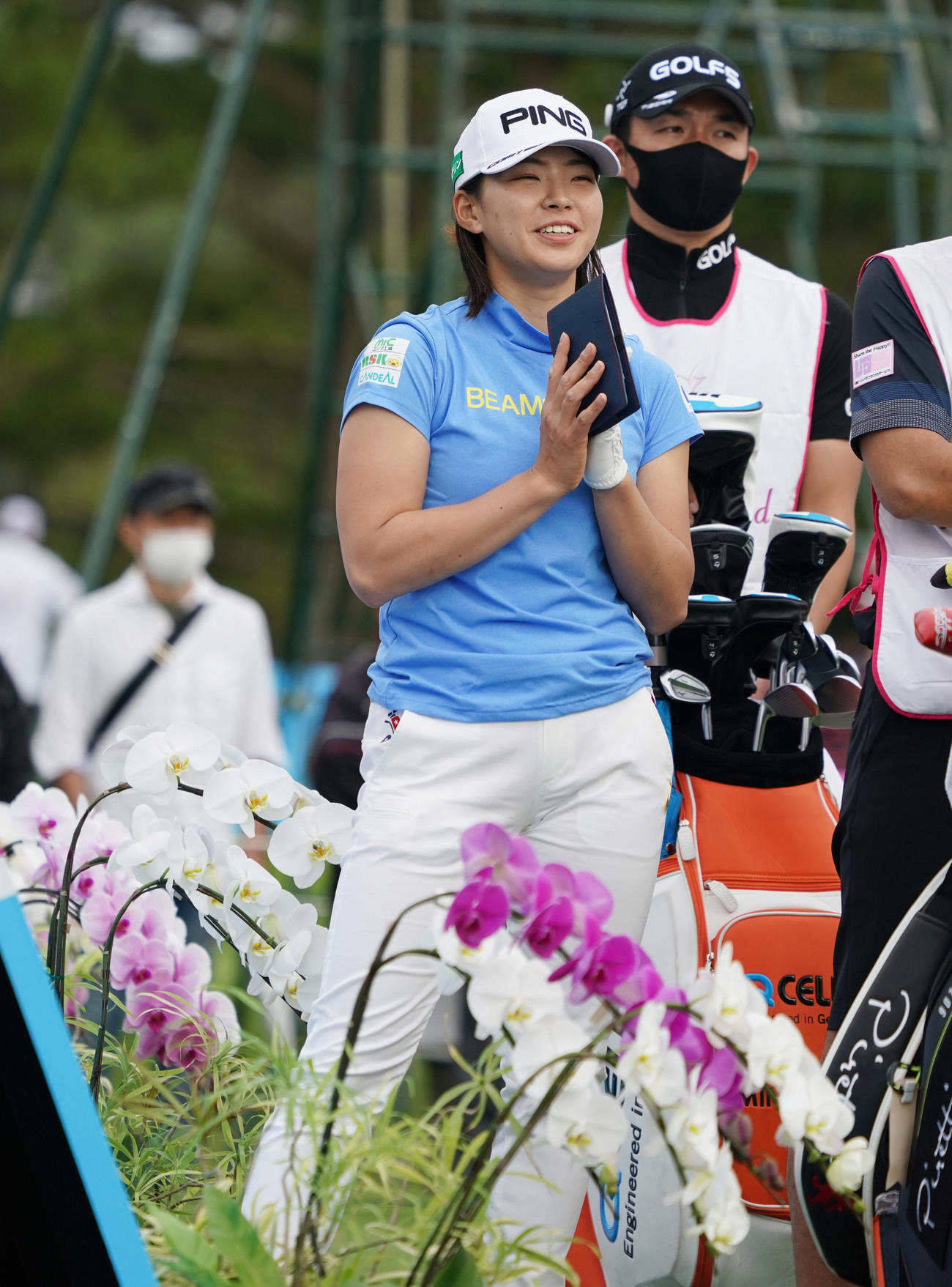 18番、ほかの選手のティーショットを見る渋野日向子（撮影・清水貴仁）