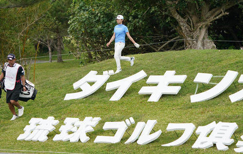 17番、ティーショットを放ち移動する渋野日向子（撮影・清水貴仁）