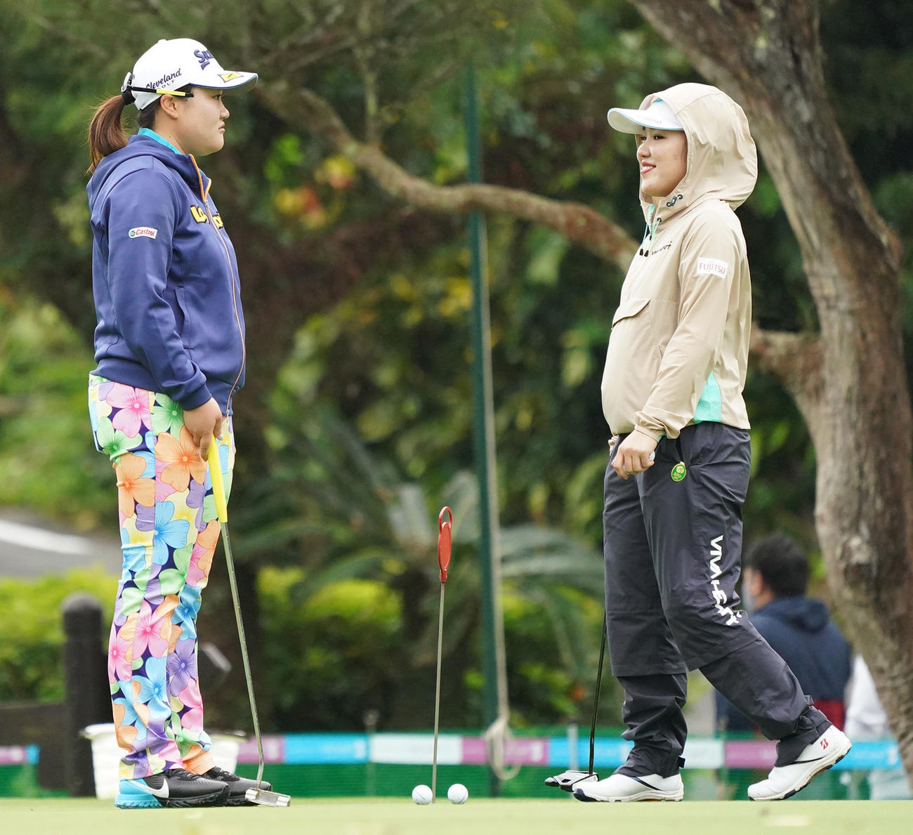 第34回ダイキンオーキッドレディスゴルフトーナメント　練習グリーンで話す河野杏奈（左）と古江彩佳（撮影・清水貴仁）
