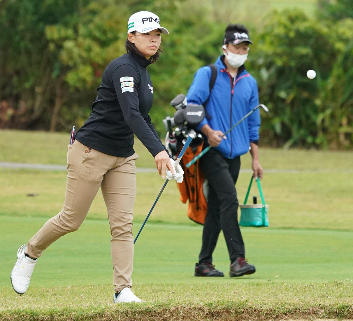 第34回ダイキンオーキッドレディスゴルフトーナメント　練習ラウンドでバンカーに向けボールを投げ込む渋野日向子（撮影・清水貴仁）