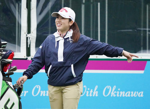 第34回ダイキンオーキッドレディスゴルフトーナメント　練習ラウンドをまわる西村優菜（撮影・清水貴仁）