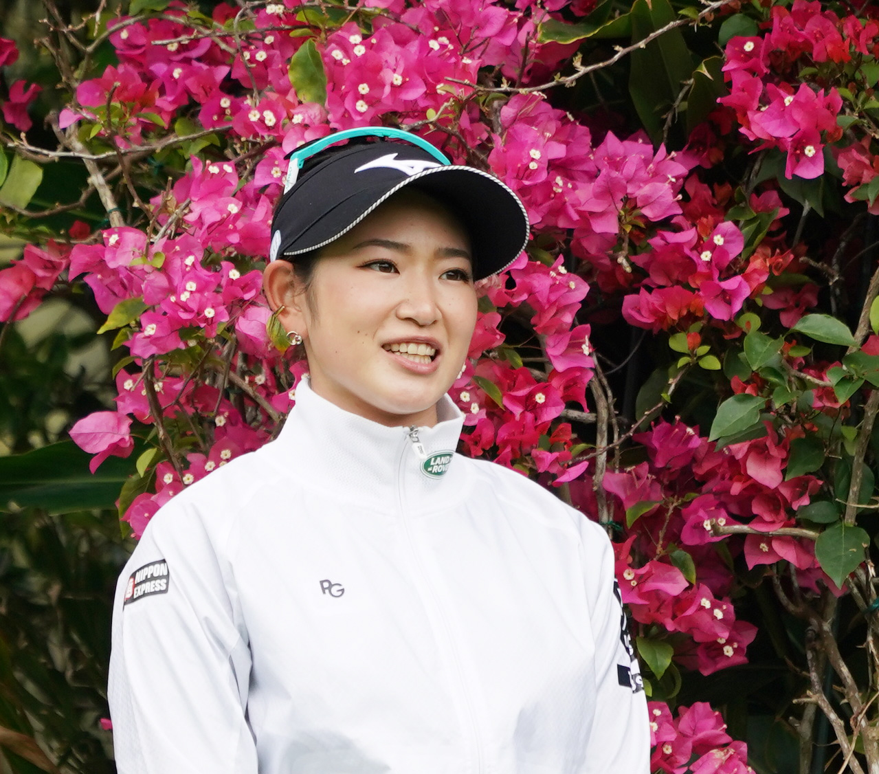 テレビインタビューを受ける原英莉花（撮影・清水貴仁）