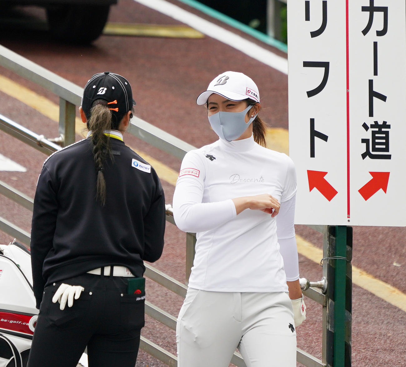 第34回ダイキンオーキッドレディスゴルフトーナメント　練習ラウンドに向かう渡辺彩香（右）（撮影・清水貴仁）