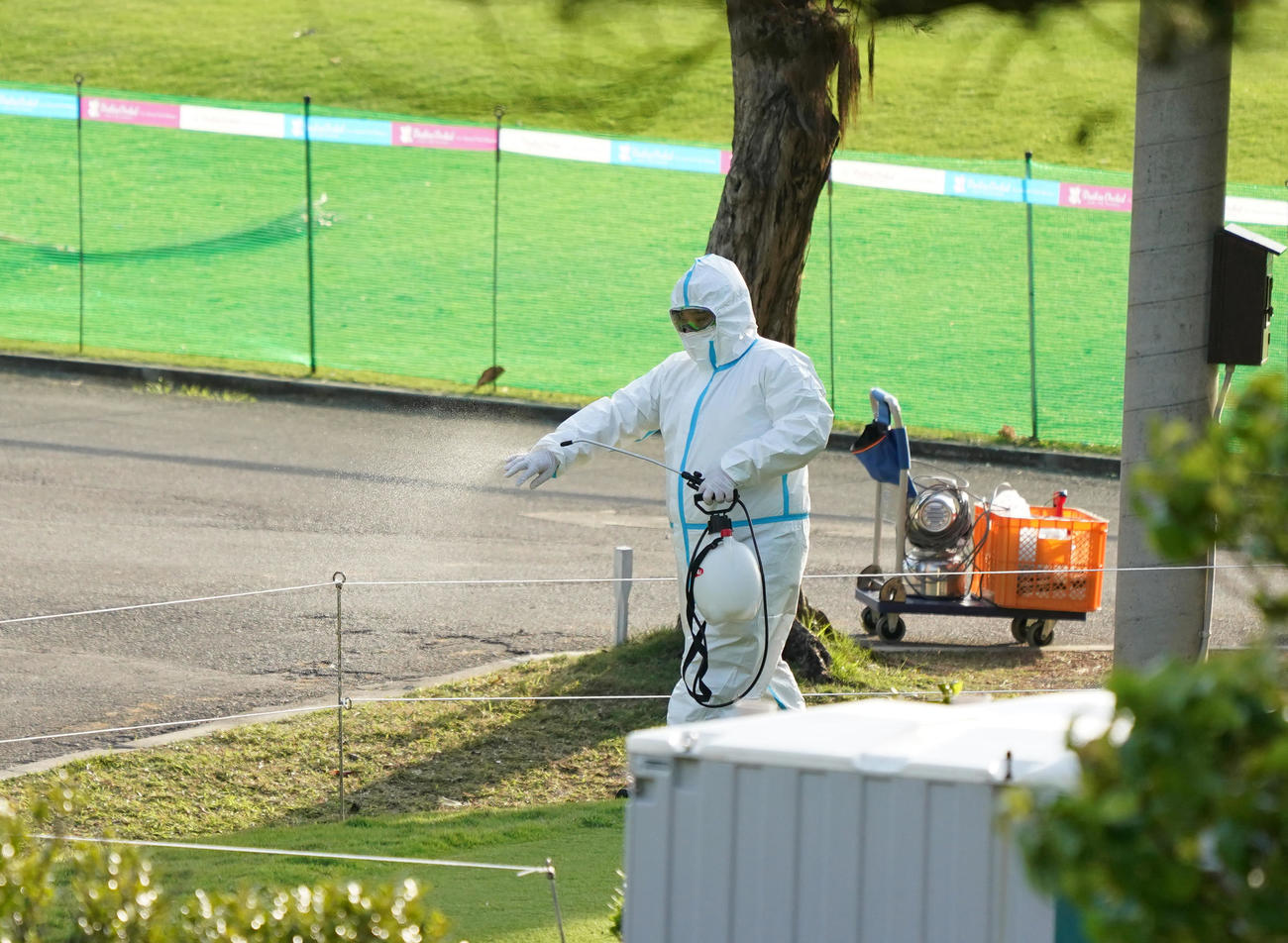 練習ラウンドが中止となったゴルフ場で消毒作業が行われる（撮影・清水貴仁）