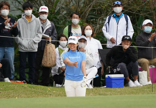 9番、グリーンそばからのバンカーショットにもっと寄ってと大きく腕を振る渋野日向子（撮影・清水貴仁）