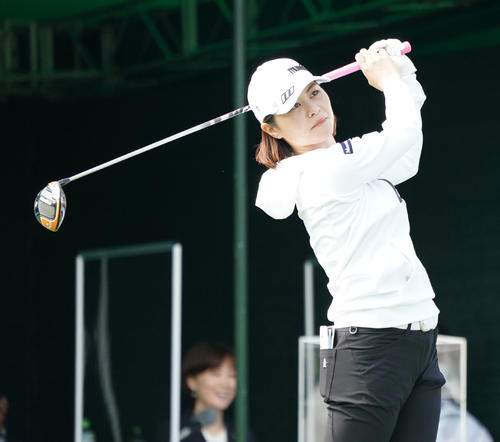 1番、ティーショットを放つ新垣比菜（撮影・清水貴仁）