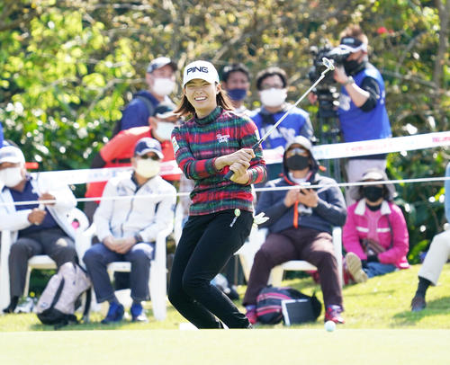 9番、バーディーパットが惜しくも外れ悔しがる渋野日向子（撮影・清水貴仁）