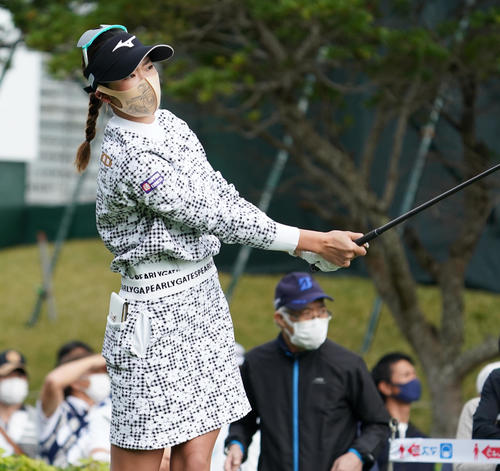 第34回ダイキンオーキッドレディスゴルフトーナメント第2日　10番、ティーショットを放つ原英莉花（撮影・清水貴仁）