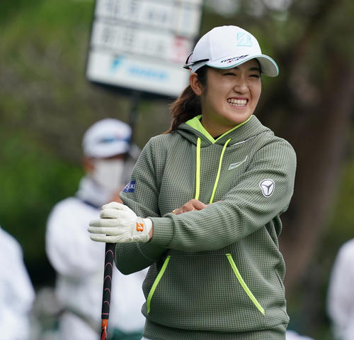 第34回ダイキンオーキッドレディスゴルフトーナメント第2日　10番、笑顔をみせる稲見萌寧（撮影・清水貴仁）