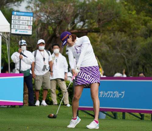 第34回ダイキンオーキッドレディスゴルフトーナメント第2日　10番、ティーショットを放つ新垣比菜（撮影・清水貴仁）