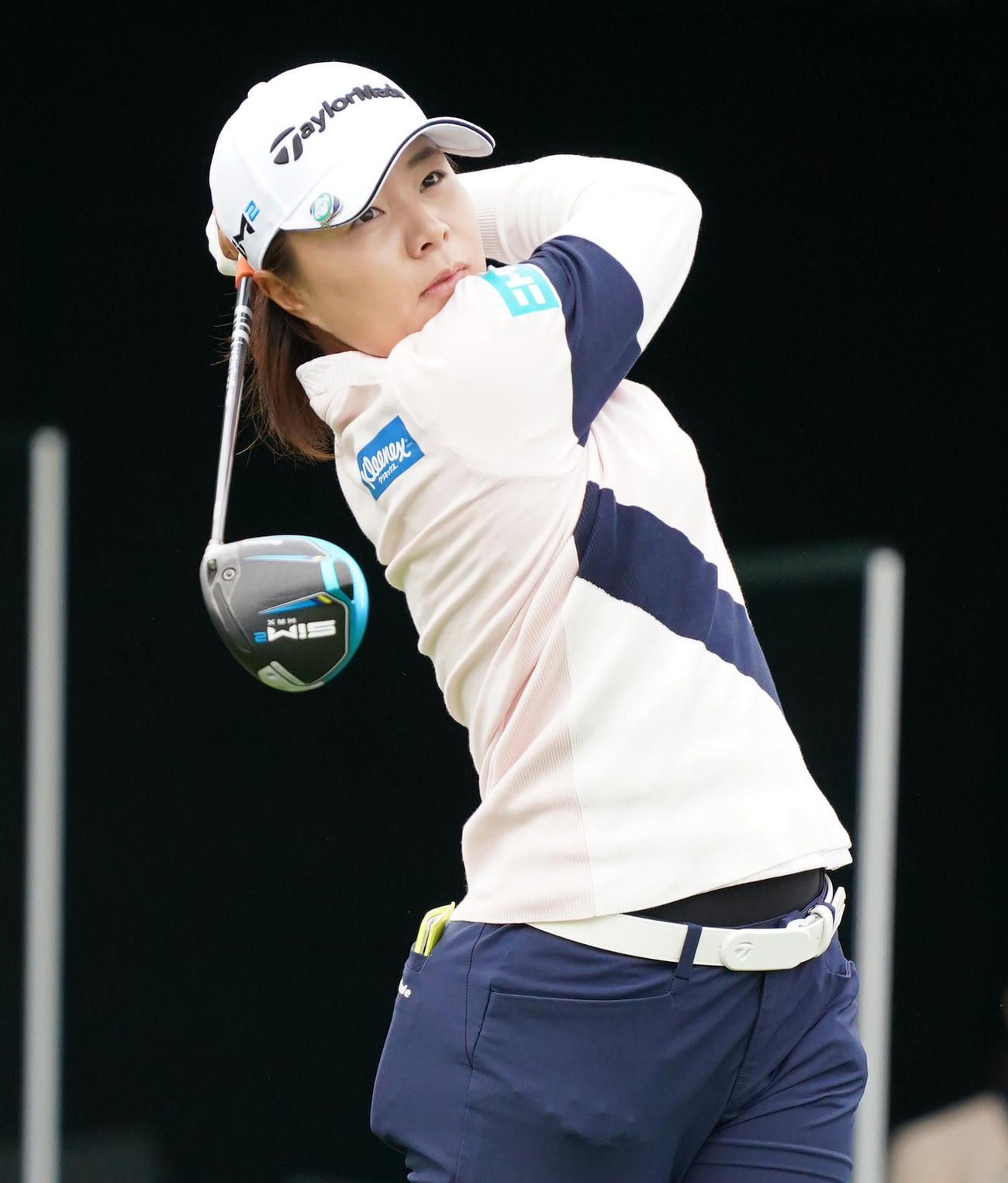 1番、ティーショットを放つ永峰咲希（撮影・清水貴仁）