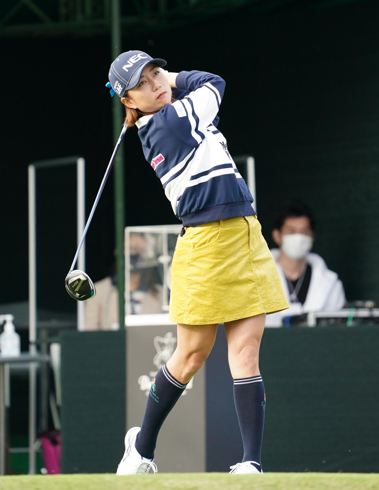 1番、ティーショットを放つ原江里菜（撮影・清水貴仁）
