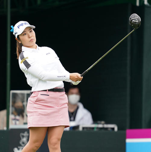 1番、ティーショットを放つ比嘉真美子（撮影・清水貴仁）