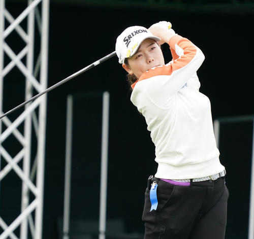 1番、ティーショットを放つ勝みなみ（撮影・清水貴仁）