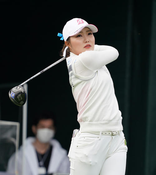 1番、ティーショットを放つ高橋彩華（撮影・清水貴仁）