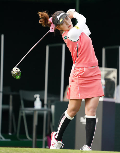 1番、ティーショットを放つ臼井麗香（撮影・清水貴仁）