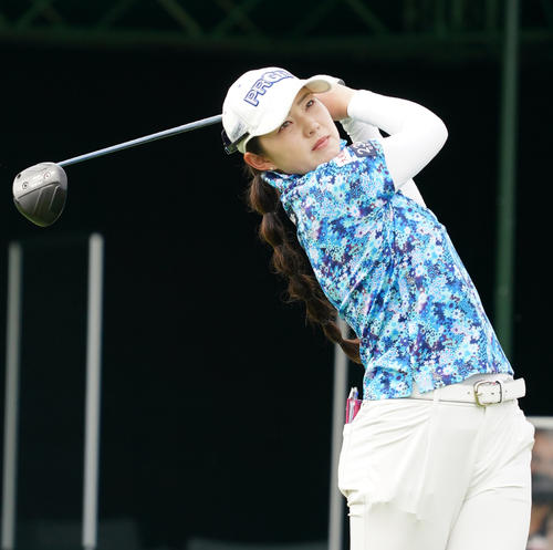 1番、ティーショットを放つ辻梨恵（撮影・清水貴仁）