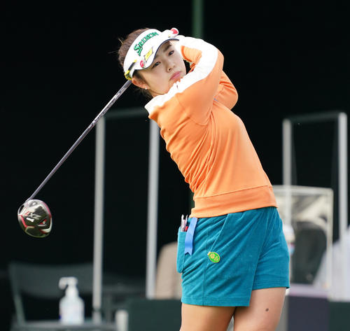 1番、ティーショットを放つ山下美夢有（撮影・清水貴仁）