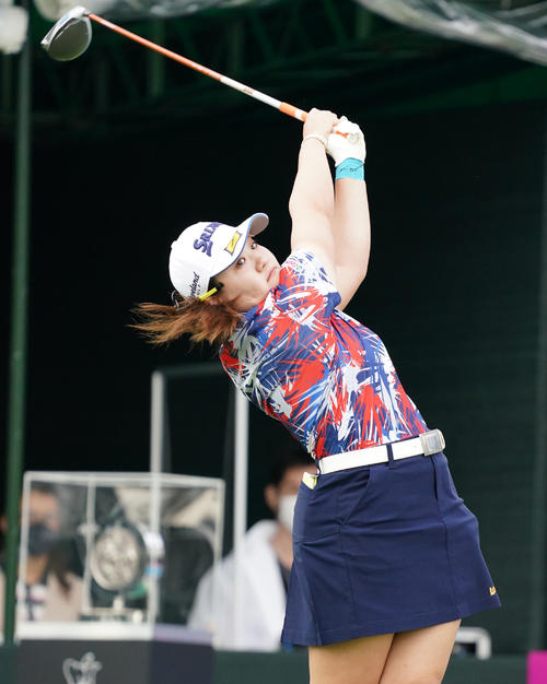 1番、ティーショットを放つ河野杏奈（撮影・清水貴仁）