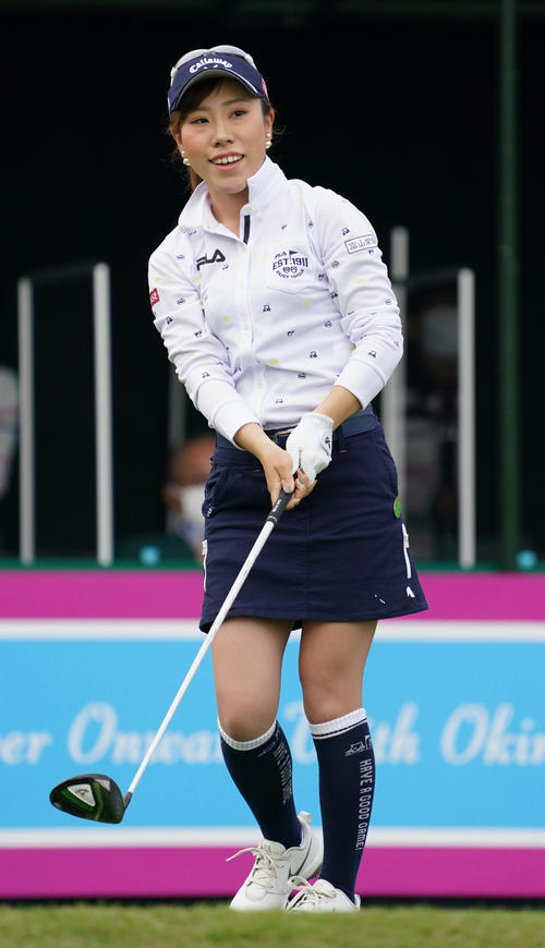 1番、ティーショットを放つ木村彩子（撮影・清水貴仁）