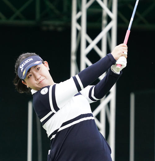 1番、ティーショットを放つ香妻琴乃（撮影・清水貴仁）