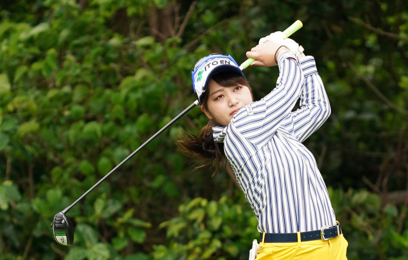 5番、ティーショットを放つ田辺ひかり（撮影・清水貴仁）