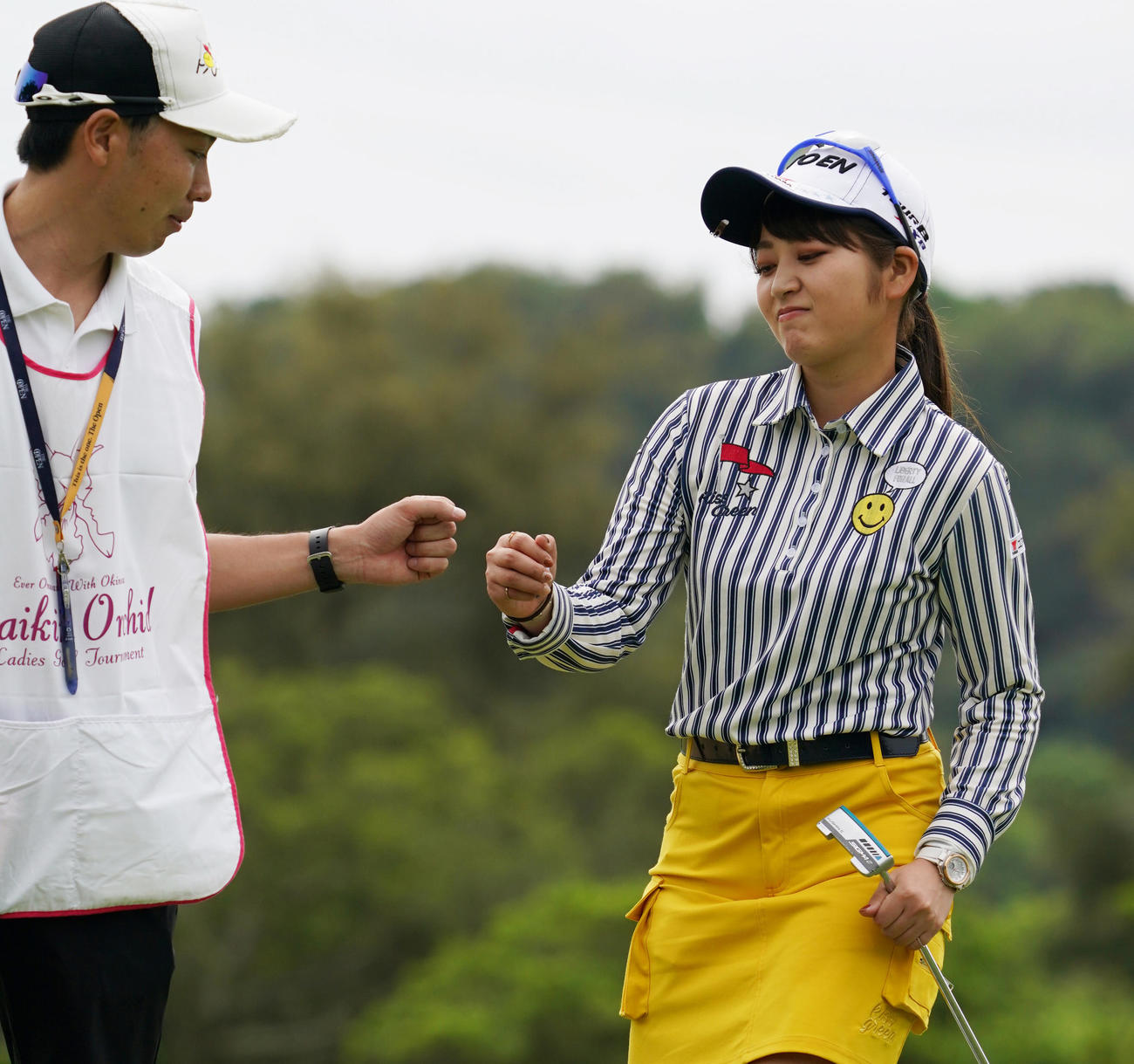 4番、バーディーパットを決め笑顔の田辺ひかり（撮影・清水貴仁）