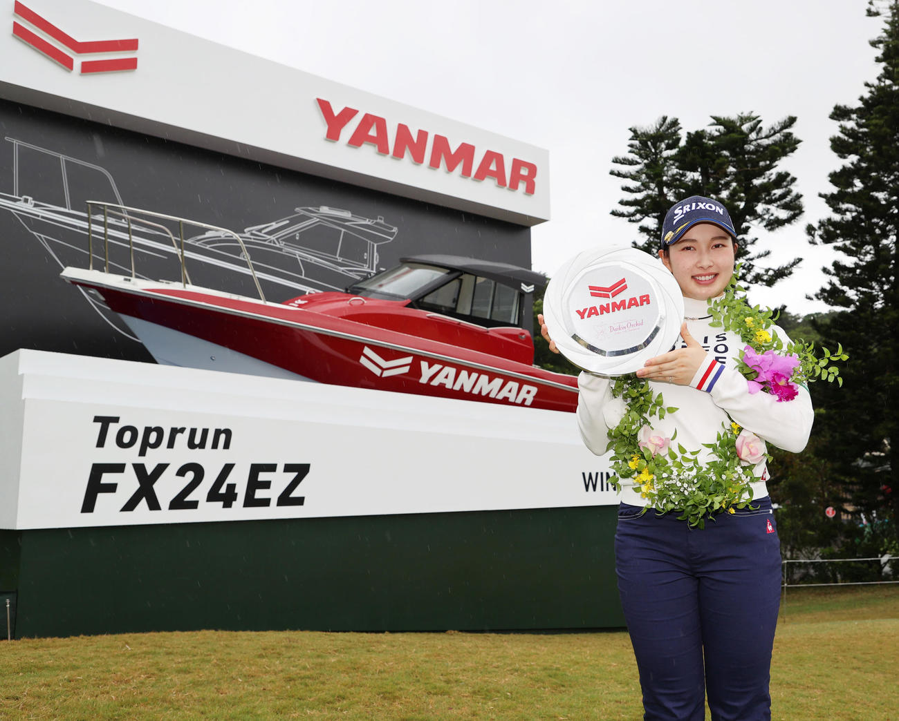 優勝副賞のヤンマーボートの前で記念撮影を行う小祝さくら（撮影・清水貴仁）